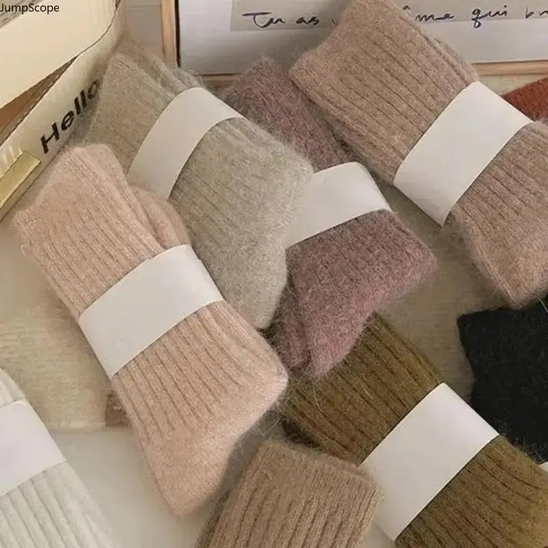 4 Pairs Women Solid Color Mid Calf Crew Socks, Minimalist Harajuku Style Cashmere Wool Thermal Winter Socks, Soft Thick Warm Breathable Casual Daily Socks in White Purple Pink Gray Multi Pack