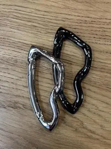 1pc Alien Battle Axe Spring Buckle Hardware Accessories, Streetwear Carabiner Y2K Retro Keychain, Zinc Alloy Spring Coil, Mountain Climbing Buckle, Keychain, Car key, Dog Buckle, Unique Shape, Fashionable Alloy Keychain