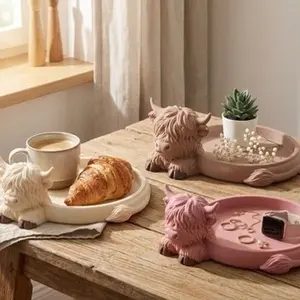 Highland Cow Tray - Adorable Animal Design for Home Decor and Tableware