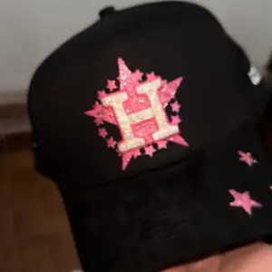 H Brand Black Baseball Cap with Pink Star Design and Letter H Embroidery