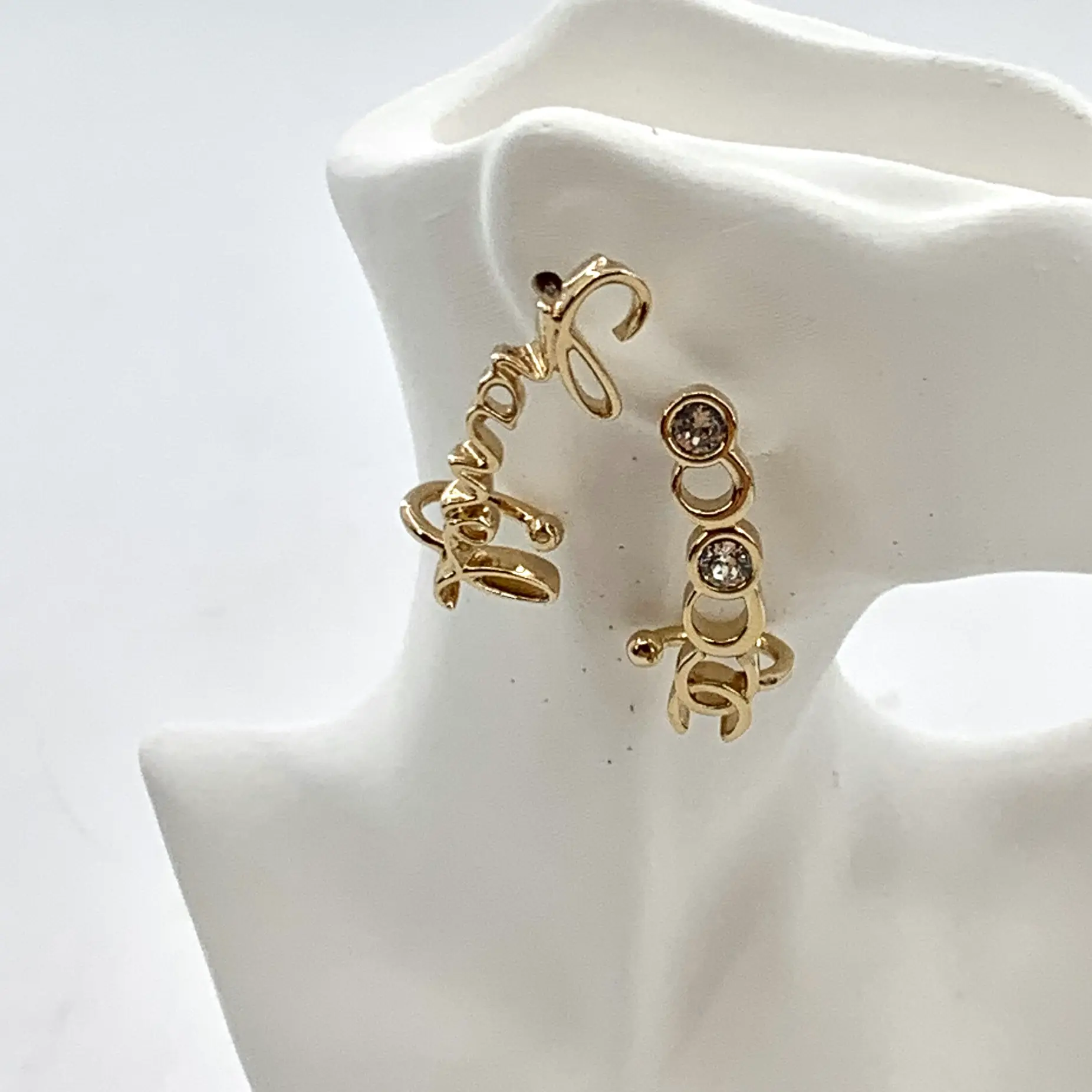 Pre-owned RDLT Chanel 22P Coco Gold Crystal Asymmetrical CC Stud Earrings H35519
