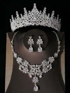 A set of luxurious and atmospheric silver bridal accessories, including a crown, necklace, and earrings, consisting of 4 wedding accessories. Suitable for wedding dress, wedding dress, and party use