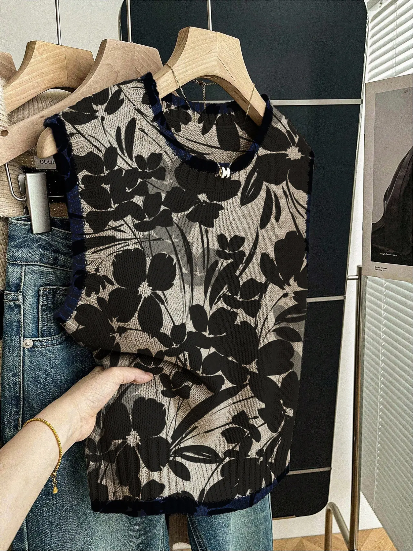 1 piece Spring/Summer Back-to-School Casual Style Round-neck Sleeveless Knitted Black Flower Print Women's Knit Top, Floral Vest, Casual Fashion Vest