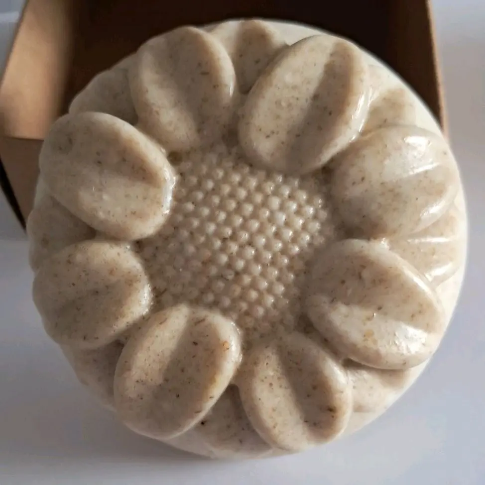 Handmade Oatmeal Soap with Natural Ingredients Floral Design Gentle on Skin Perfect for Daily Use Soothing and Mild Cleansing Experience