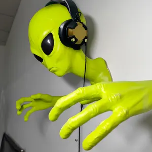 1pc Green Alien Head & Hand Latex Sculpture - 3D Sci-Fi Decorative Hanging Ornament for Home, Office, Or Collectors, Realistic Extraterrestrial Design with Black Eyes And Mouth, Space Room Decor