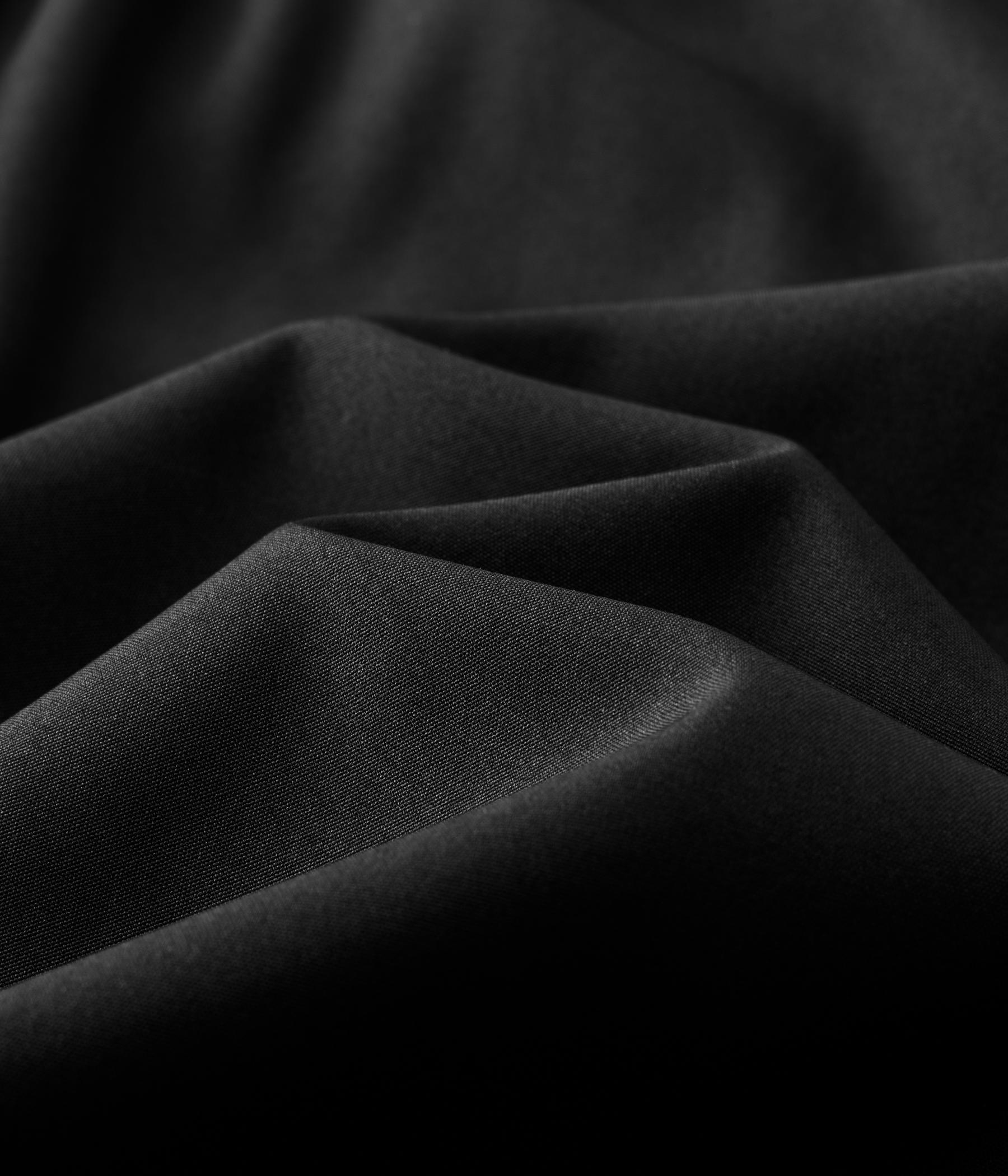 Men’s casual shorts—loose, comfortable, and breathable athletic shorts with reflective stripes on both sides of the legs. Available in multiple colors and suitable for all seasons; ideal for outdoor sports and fitness activities.