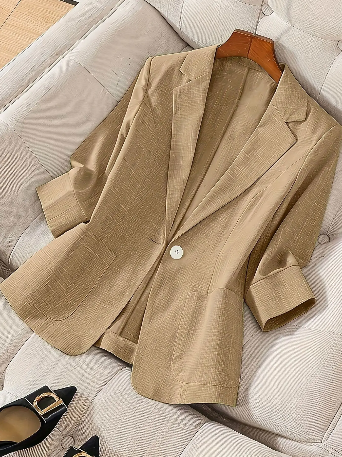 A women's solid color lightweight elegant high-end three-quarter sleeve blazer, suitable for spring and summer, ideal for commuting and daily wear.