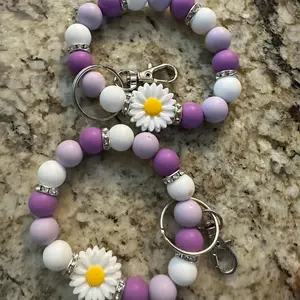 White and purple daisy silicone wristlet keychain