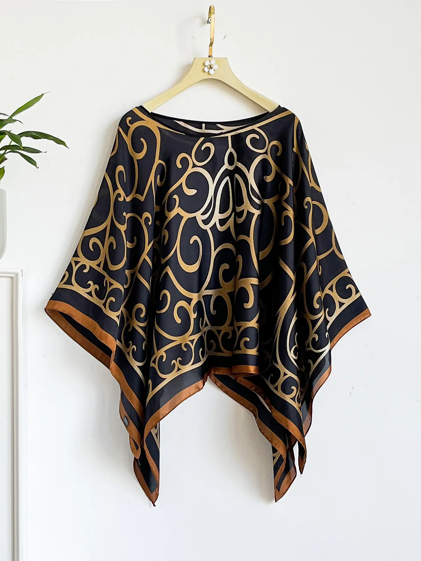 French Luxurious Baroque Print Silk Feel Soft Warm Shawl, Windproof Sandproof Soft Scarf Wrap, Fashion Versatile Accessory for Stylish Silk Feeling Scarf
