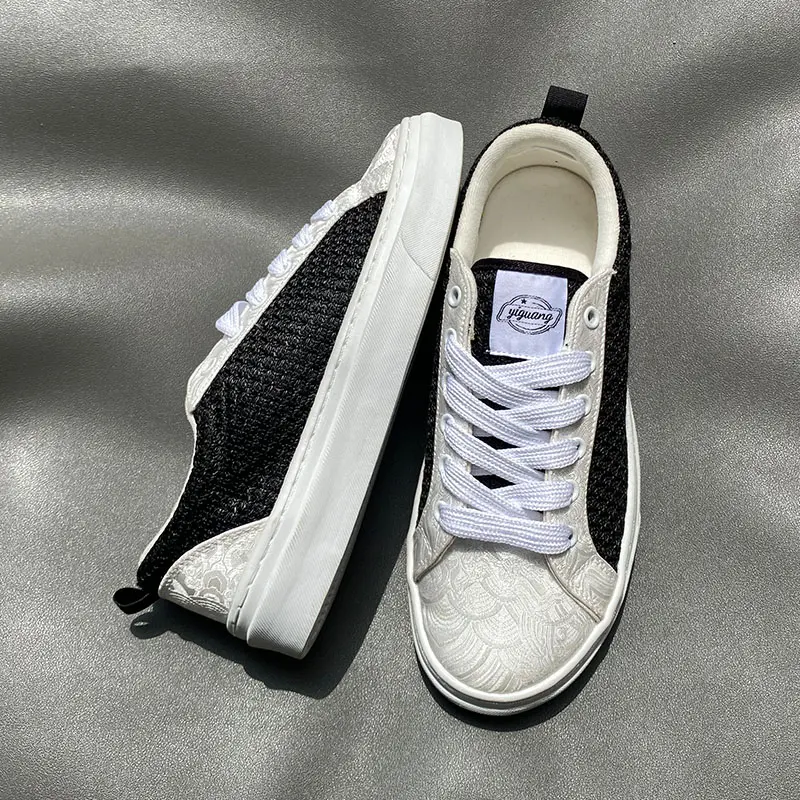 Minimalist and trendy black and white low top board shoes for men, versatile canvas shoes, lightweight and breathable, plus size casual sports shoes