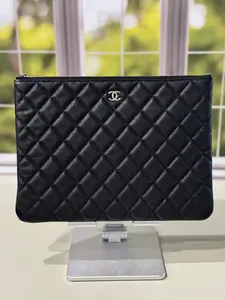 Pre-owned CHANEL FABRIC clutches & wristlets PREOWNED CLUTCH CAVIAR LEATHER GOLD HARWARE