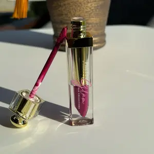 Bold & Long-Lasting Matte Lipstick – High-Pigment, Non-Drying & Smudge-Resistant Formula