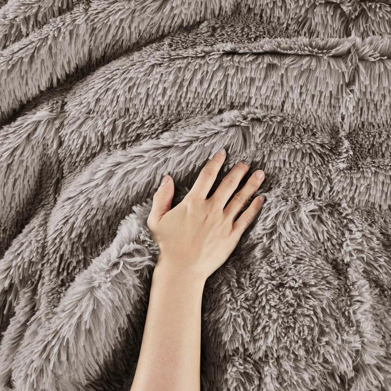 Intelligent Design Malea Shaggy Comforter Set, Long Faux Fur Cozy down Alternative, Modern Casual Ultra Soft All Season Fluffy Bedding with Matching Sham, King/Cal King, Grey 3 Piece E&E Co. Ltd DBA JLA Home
