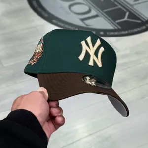 New Era NY Yankees 9FORTY Adjustable Snapback Outfit Match Essential, Side Patch With Premium Look Cream Logo With Vintage Vibe
