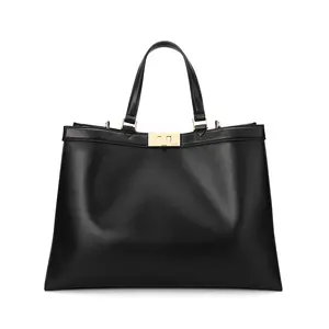 This versatile and stylish classic rose-themed handbag/shoulder bag is made of cowhide leather and has a large capacity, easily accommodating a large-screen phone, cosmetics, and other personal items to meet your daily needs.