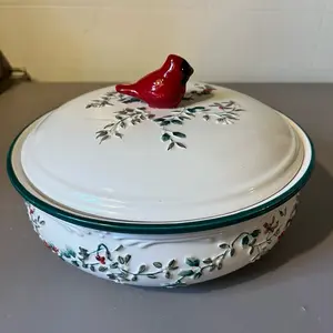 Pfaltzgraff Winterberry Covered Casserole Cardinal Finial 2 QT