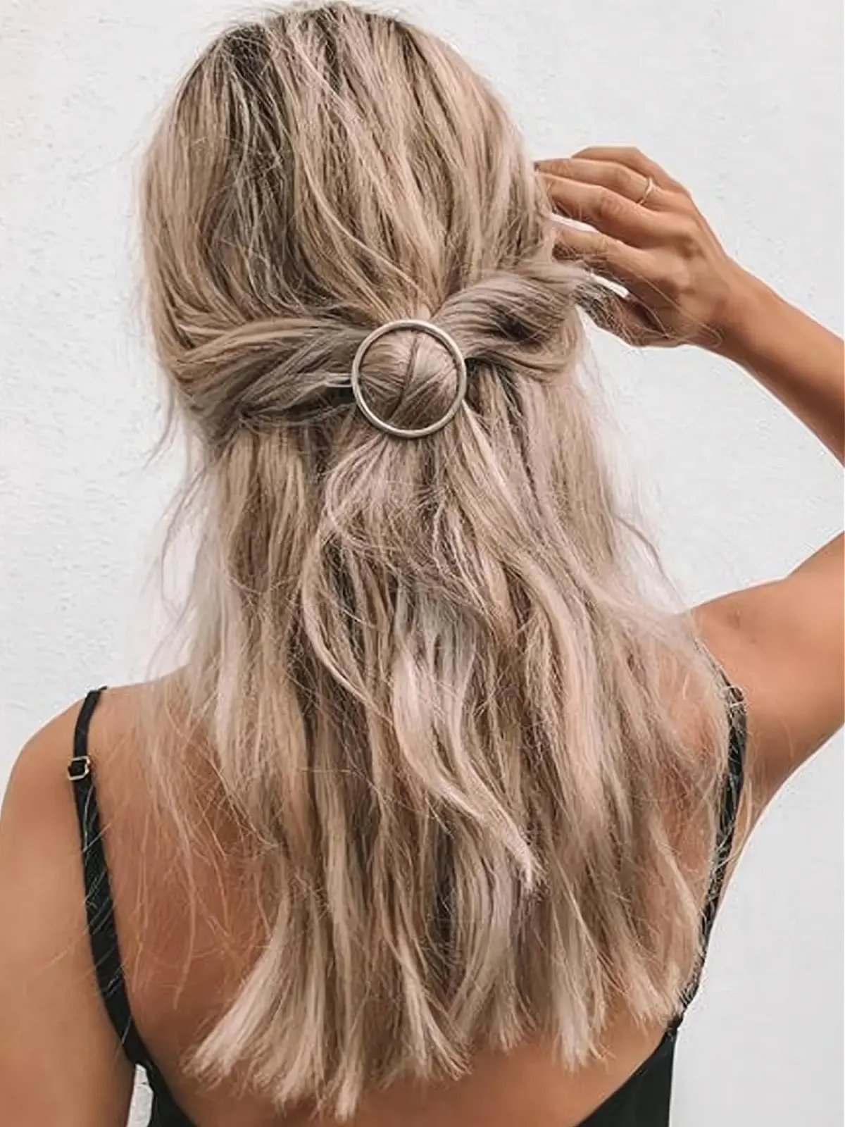 1pcs Elegant Round Hair Clip - Golden Hair Accessories for Women, Cute Classic Design Claw Clips, Metal Hair Barrettes Secure Hold for Casual & Formal Occasions Hairstyling
