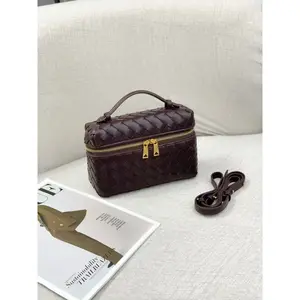 Vintage women's handbag with a handcrafted woven box design! Can be carried by hand or worn crossbody, offering a high-end feel perfect for autumn and winter. An ideal bag for daily commuting, complemented with exquisite accessories.