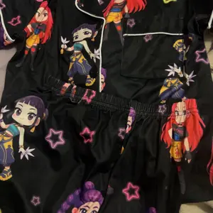 2-piece children's full body kpop cartoon character colorful star pattern printed short sleeved shorts with soft and comfortable collar design, small pocket elastic waistband, home daily casual children's clothing Sleepwear Pajamas set