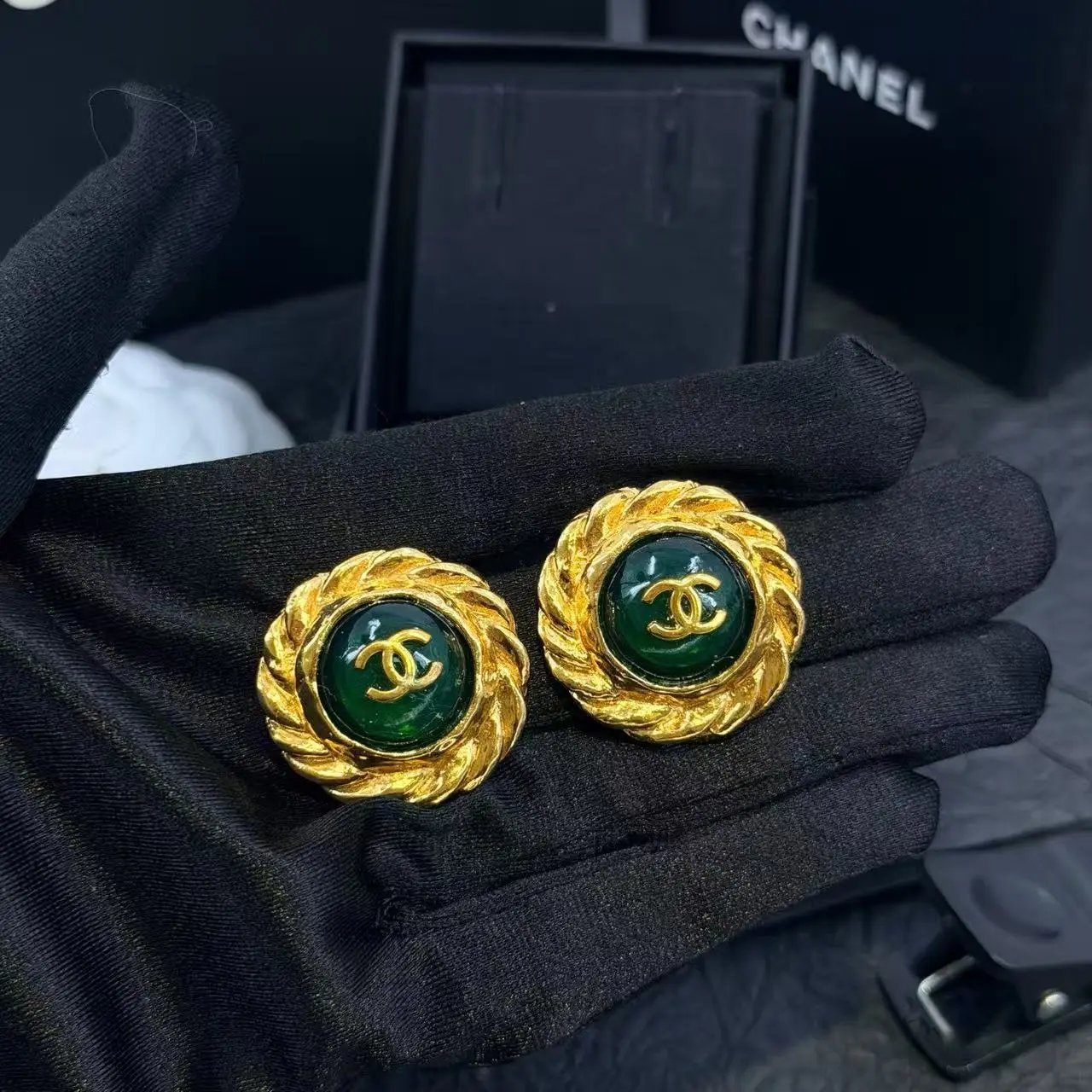 Pre-owned H1 Chanel Green and Gold Double C Stud Earrings SM06280013