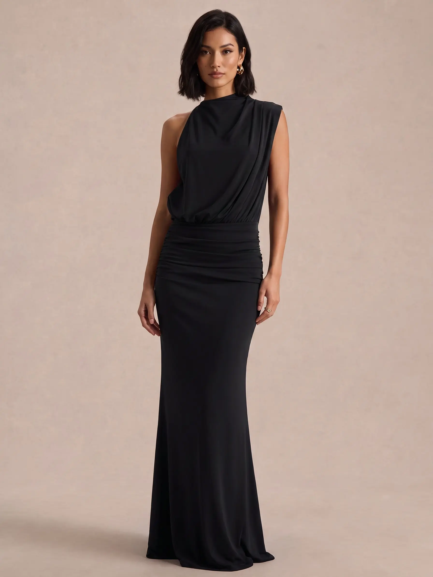 Elegant Black One-Shoulder Maxi Dress with Ruched Detailing for Formal Events