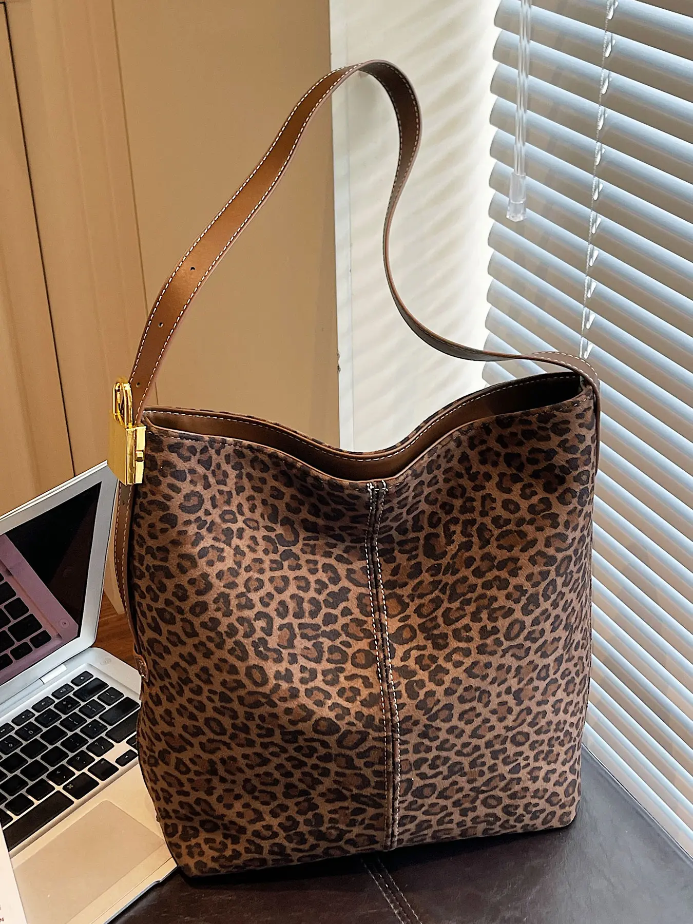 Large capacity retro lazy style shoulder bag, simple casual leopard print daily bucket bag, versatile texture crossbody bag, Casual crossbody bags, Fashionable daily crossbody, suitable for commuting to work, shopping, daily outings