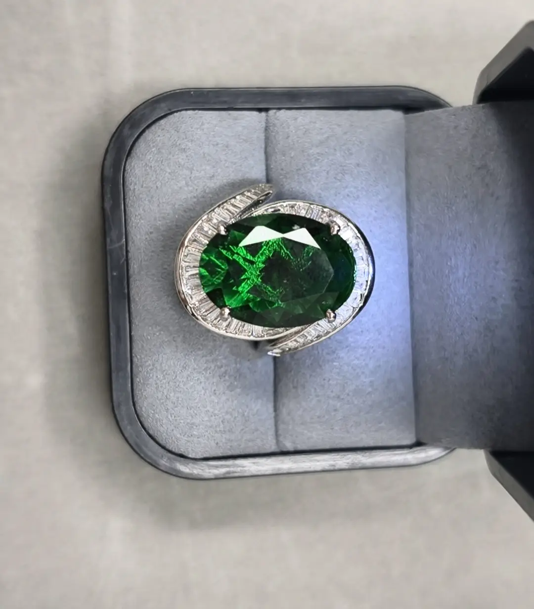 Kili(16122)gc.Oval Emerald Halo Ring