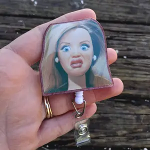 Funny Blonde Meme Judging Face Sparkly Retractable Badge Reel Cute Cringe Doll Expression Acrylic ID Holder For Nurses Doctors Accessory