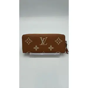 Pre-owned Louis Vuitton Leather Luxury Bags & Accessories Empreinte Bicolor Monogram Giant Clemence Leather, Creme Date Code: MCCHP05132614. Entrupy ID: D7Y82XW.