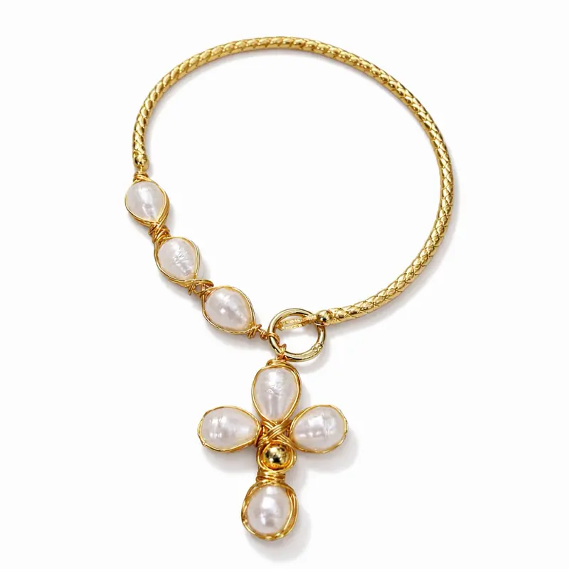 Maite Jewelry.                                                 PERLA IMPERIAL collar y cruz