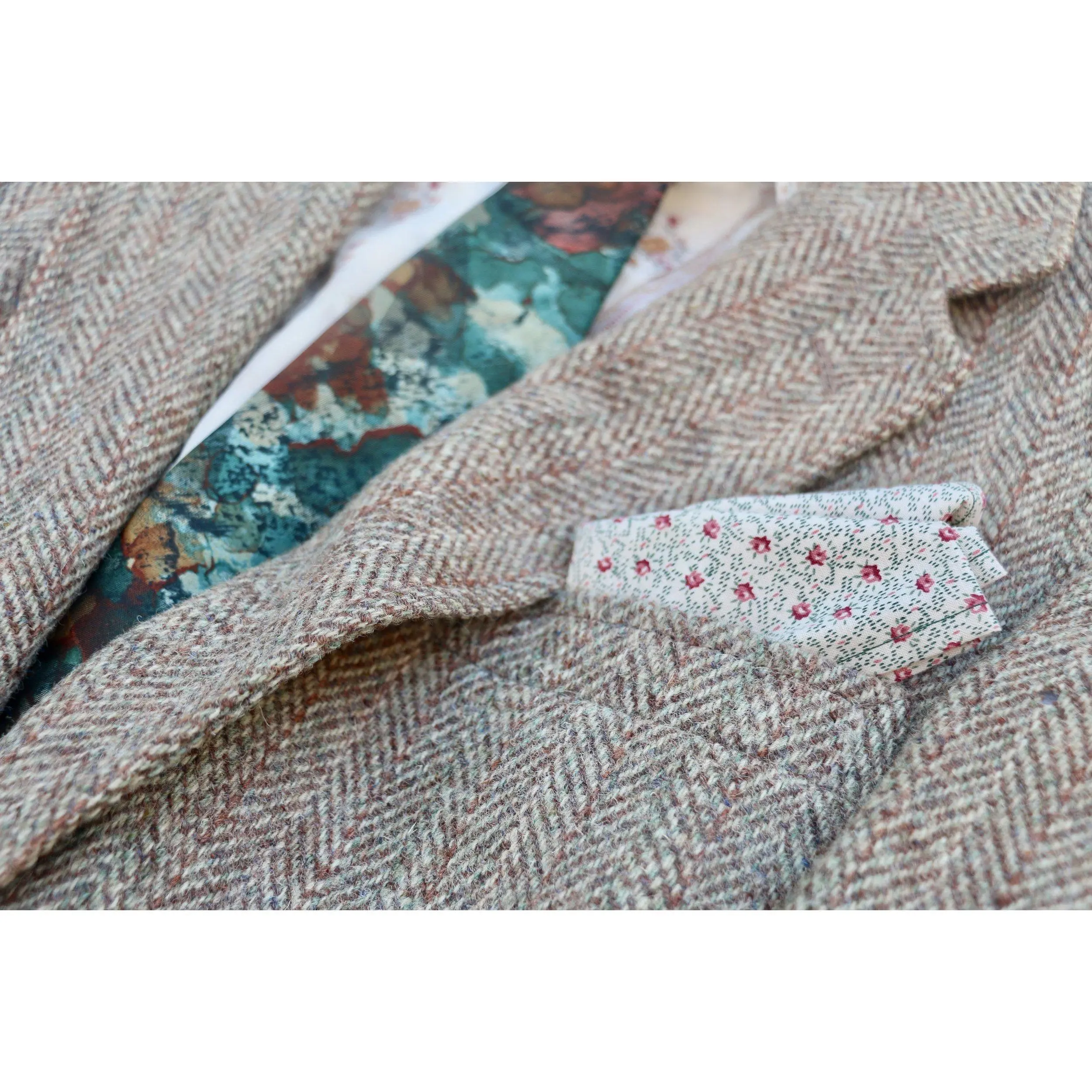 REPEATING RED ROSE FLORAL PRINT BEIGE POCKET SQUARE WITH HANDKERCHIEF