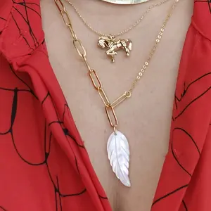 Set de collares en cadena de color dorado y y dijes de pluma en nacar y caballo color Dorado