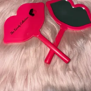Lip shaped handheld mirror