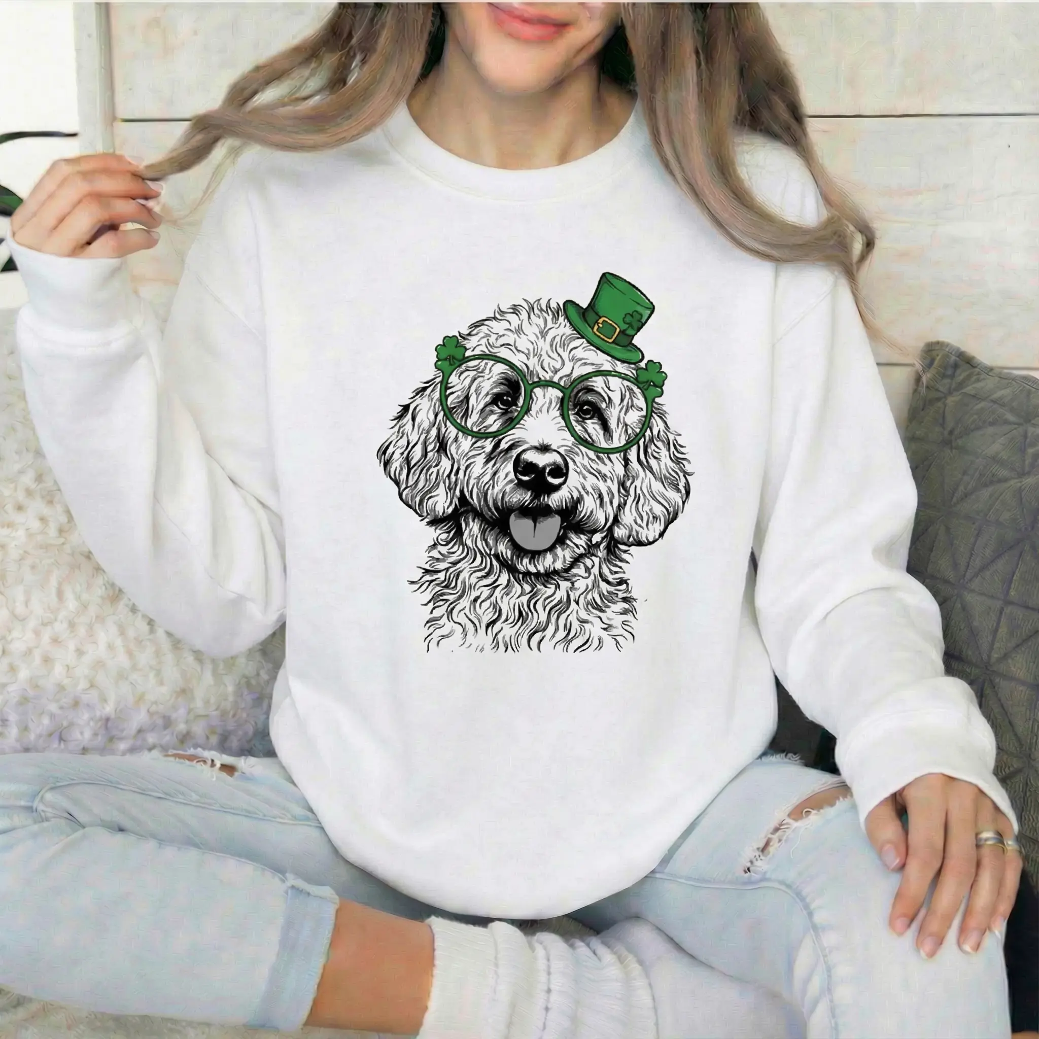 Women's St. Patrick's Day Sweatshirt with Funny Goldendoodle Graphic, Casual Crewneck Pullover in Comfortable Breathable Cotton for Doodle Moms