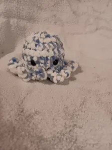 Crocheted Octo Blue and White Pattern - Elegant Design for Crafting and Knitting Projects