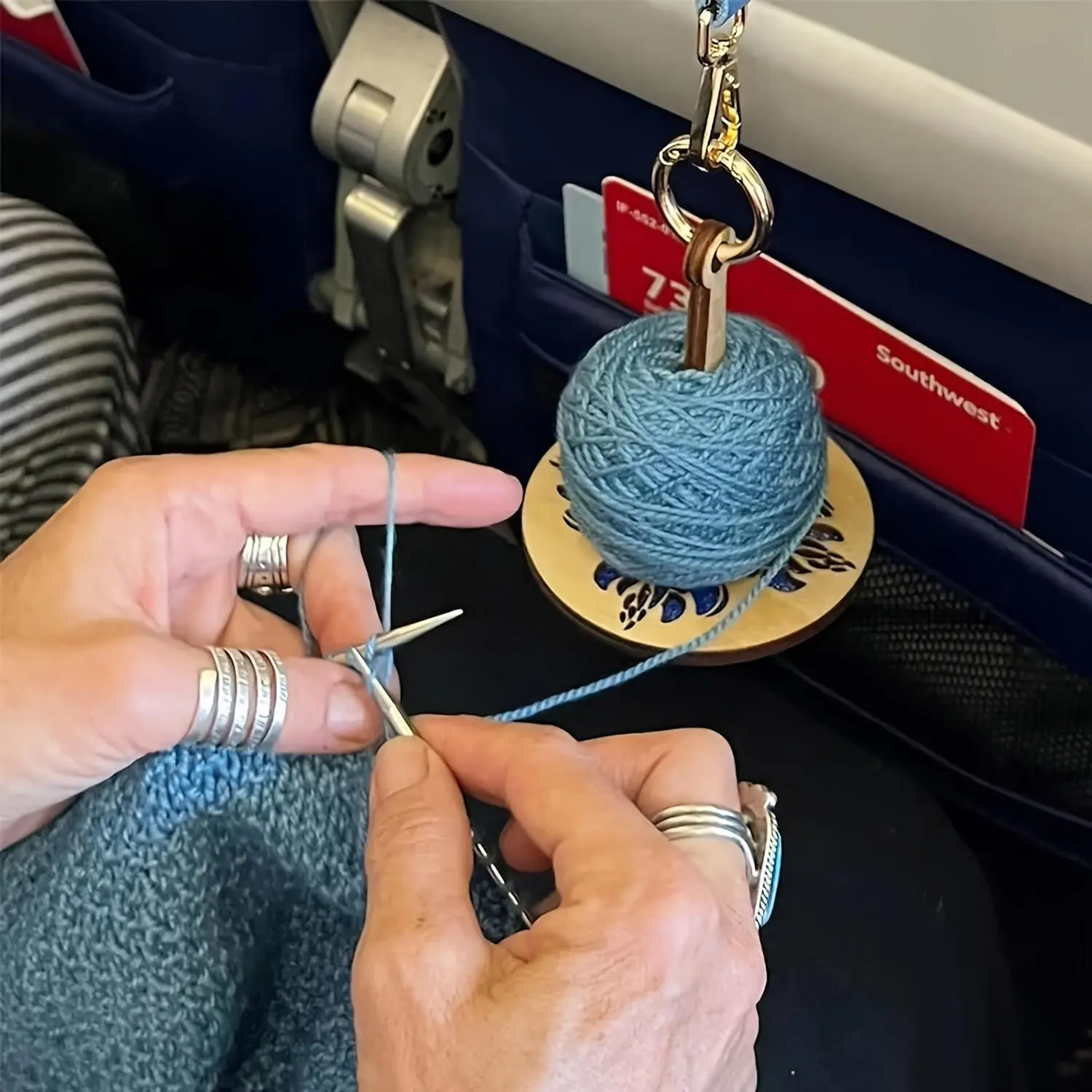 Wooden Yarn Holder, 1 Count Portable Yarn Ball Holder, Yarn Holder for Crocheting, Prevents Yarn Tangling Misalignment, Gift for Crocheting Lovers, Wooden Yarn Spinner