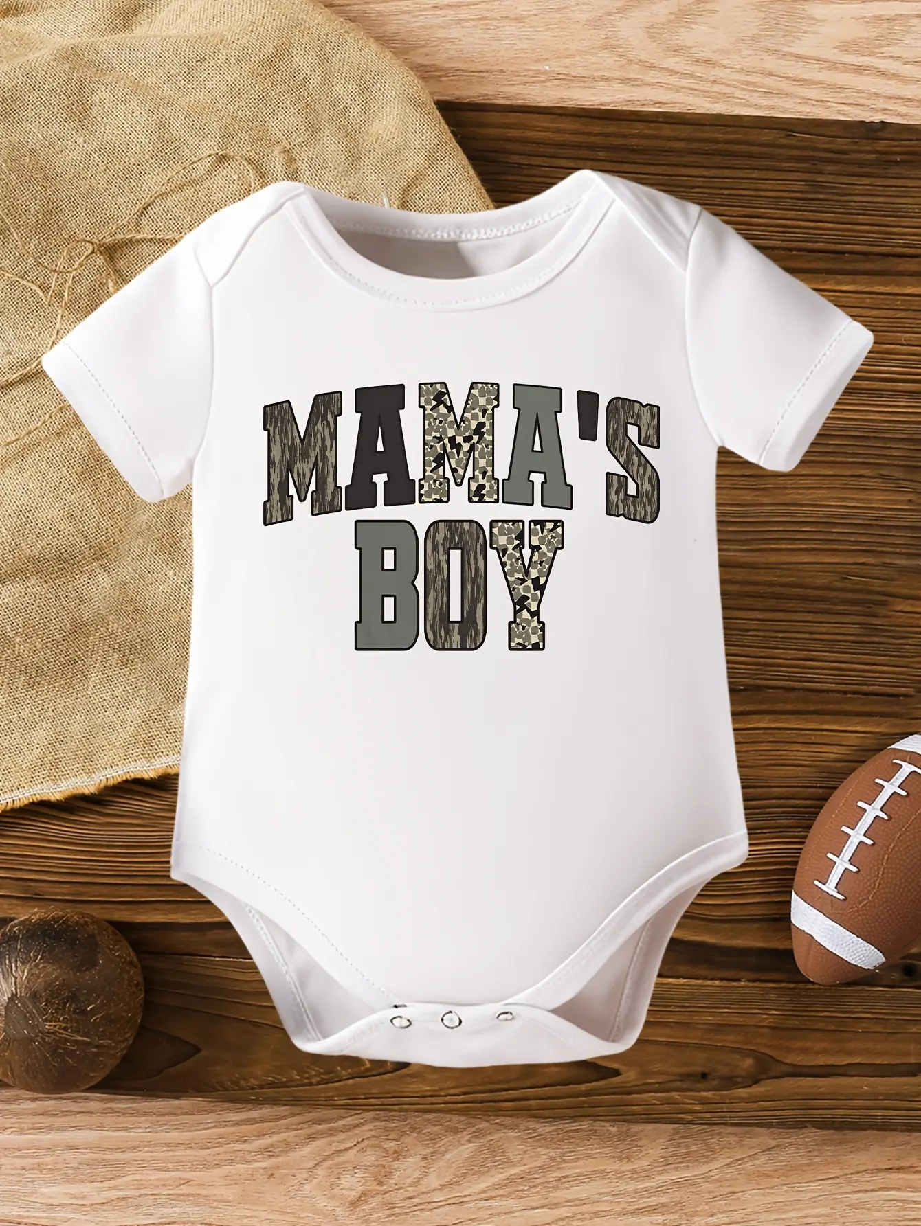 PUEMCO Mama's Boy Baby Onesie Camo Wood Grain Varsity Letter Graphic Short Sleeve Cotton Newborn Bodysuit Country Hunting Infant Boy Outfit