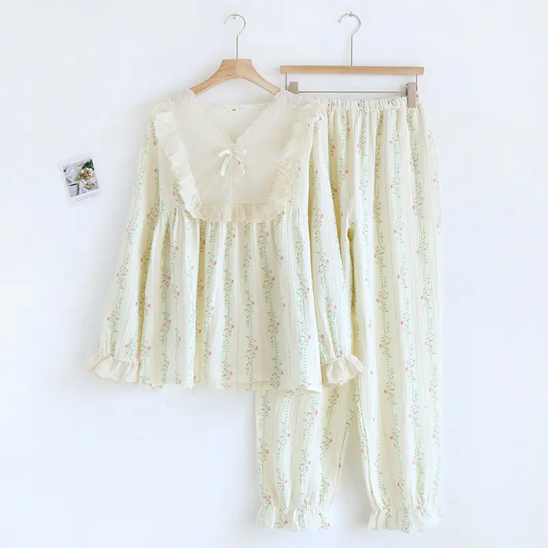 Lace collar heart pounding set