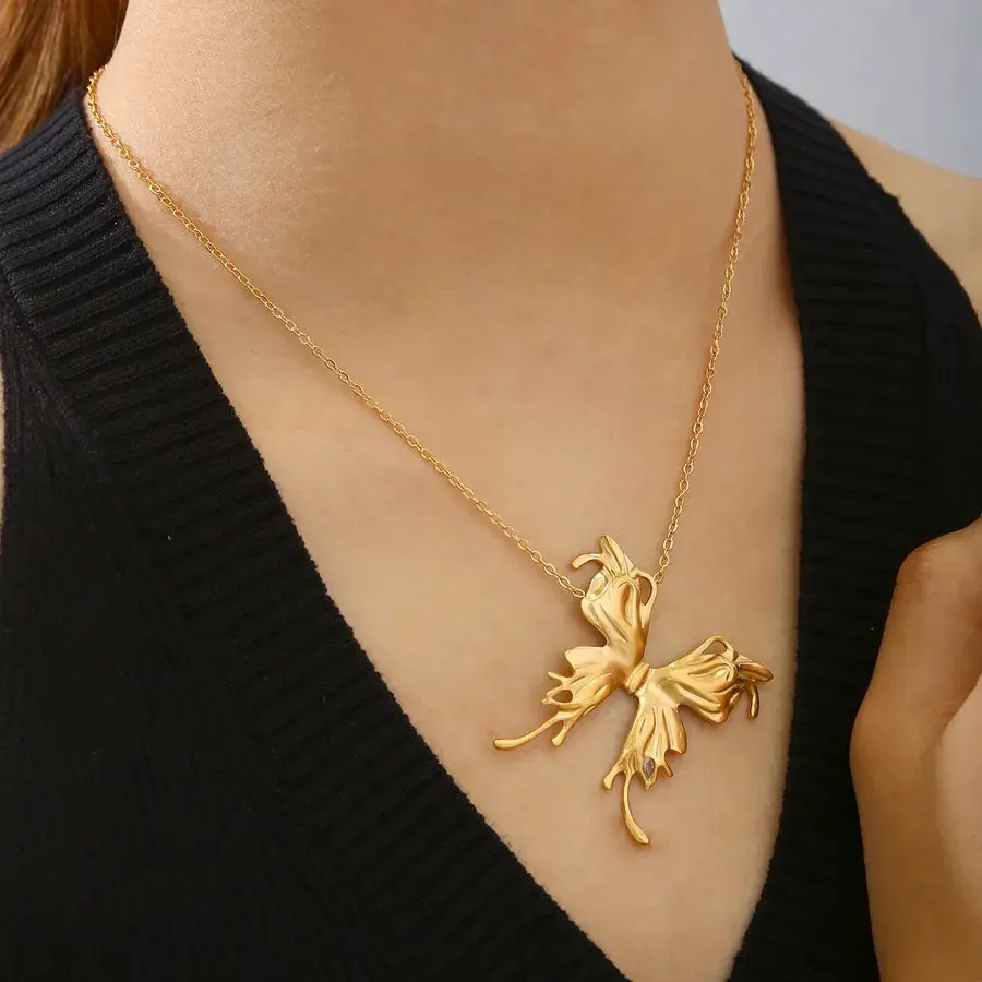 Collar y Anillo con colgante de mariposa extragrande, fabricado en acero inoxidable 304 con baño de oro mediante galvanoplastia al vacío.