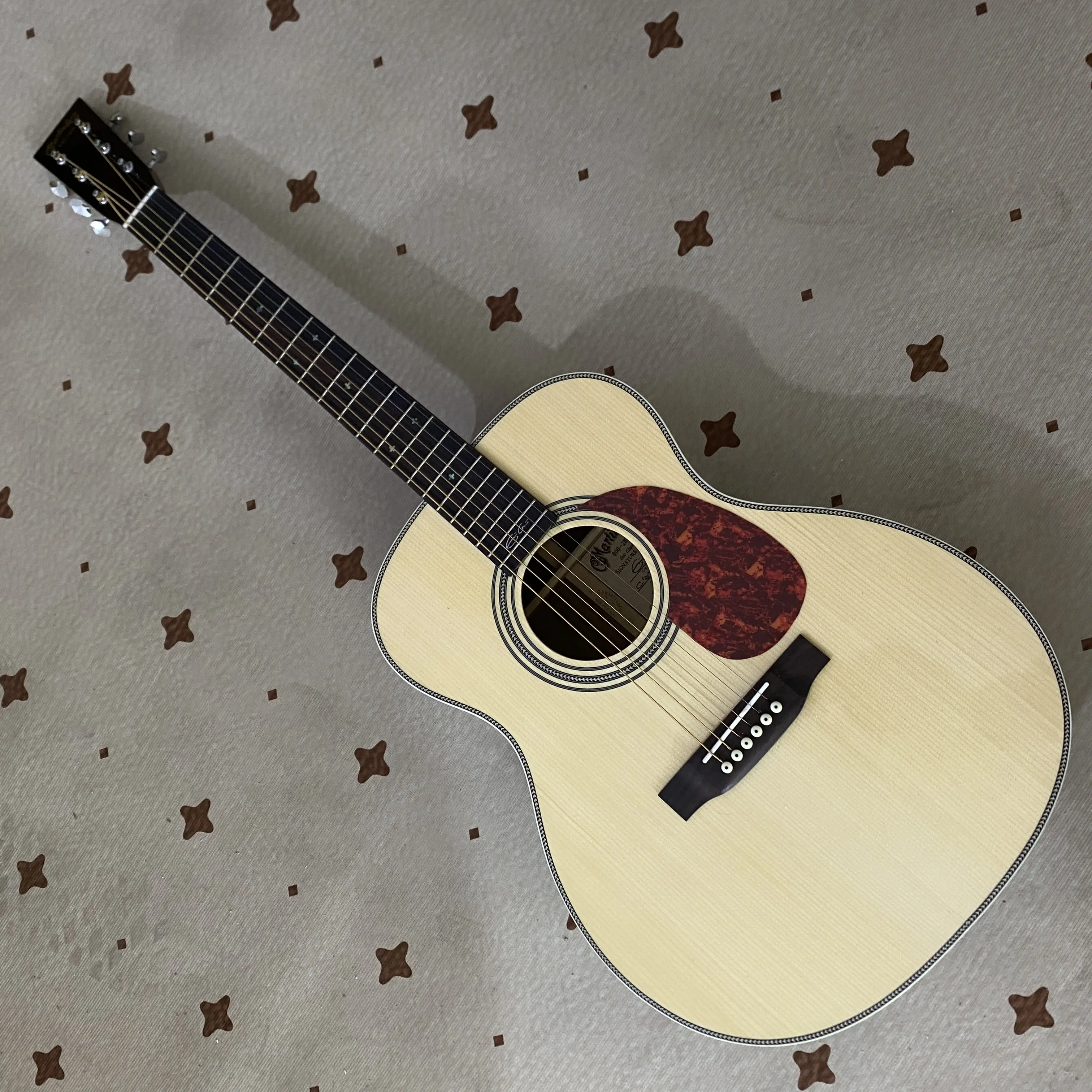 6-String Acoustic Guitar 000-28EC - Solid Spruce Top, Natural Finish, Elegant Design, Aesthetic Appeal, Distinctive Look, Ideal for Folk Enthusiasts with Star Inlay