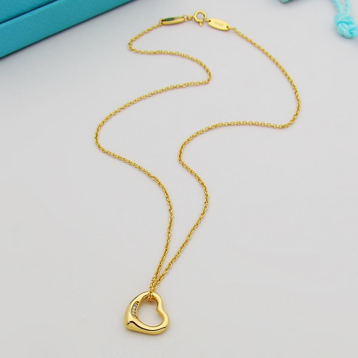 Trendy Hollow Heart Collarbone Necklace, Luxury Classic Style Pendant Chain, Elegant Everyday Wear Jewelry for Women, Ideal Birthday Anniversary Gift, Fashion Accessory for All Occasions