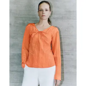 URBAN REVIVO Spring New Arrival Women's V-Neck Overhead Shirt Tangerine Twist-Front Ribbed Top UWG240054