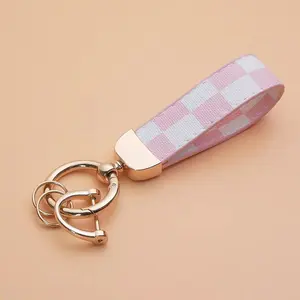 Leather Print Keychain Universal Metal Horseshoe Shape Keychain 80x20mm Artificial Leather Key Ring 33.8g wall