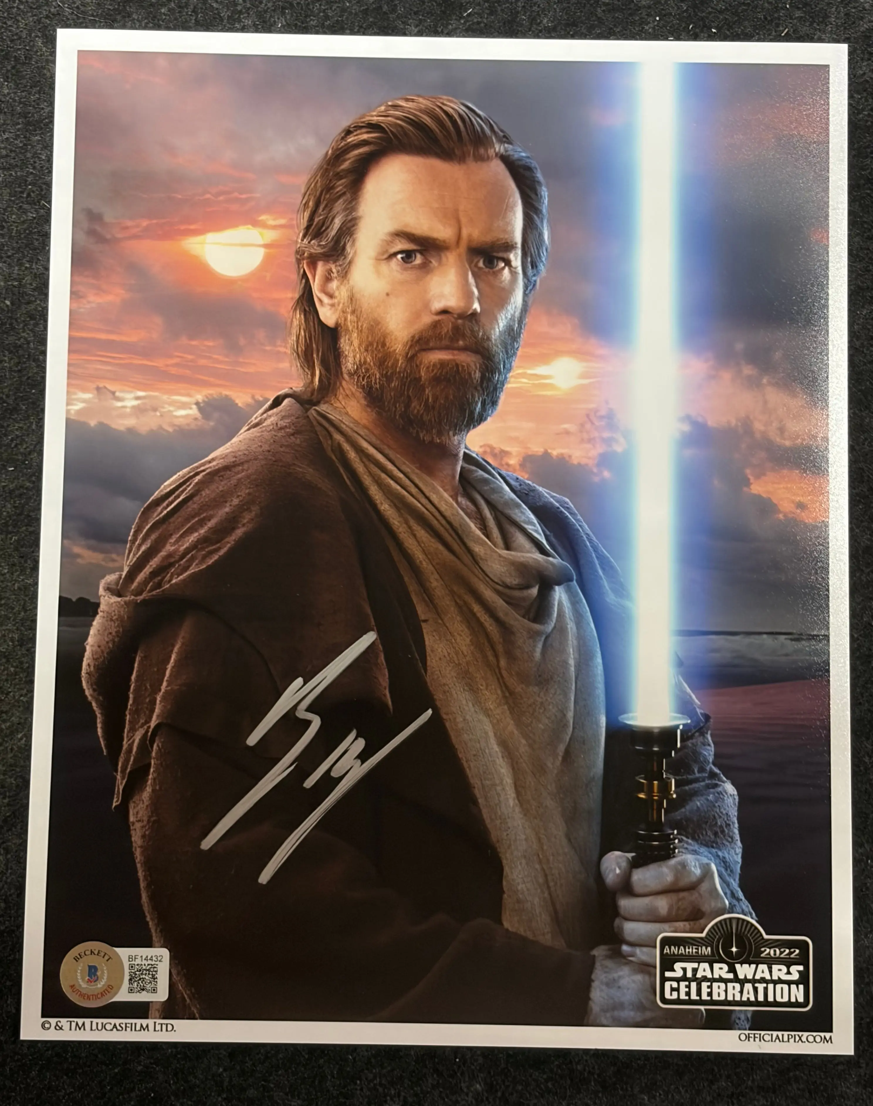 Ewan McGregor Signed 8x10 Photo - Beckett COA