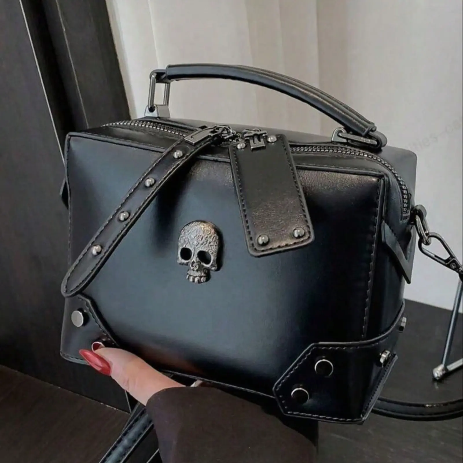 Niche Design Punk Motorcycle Style Skull Hand Bag, Fashionable Rivet Decoration Gothic Style Shoulder Crossbody Bag, Halloween Dark Cool All-Match Solid Color Messenger Bag, Suitable for Halloween Activities Cosplay Party, Halloween Purse, Fancy Party