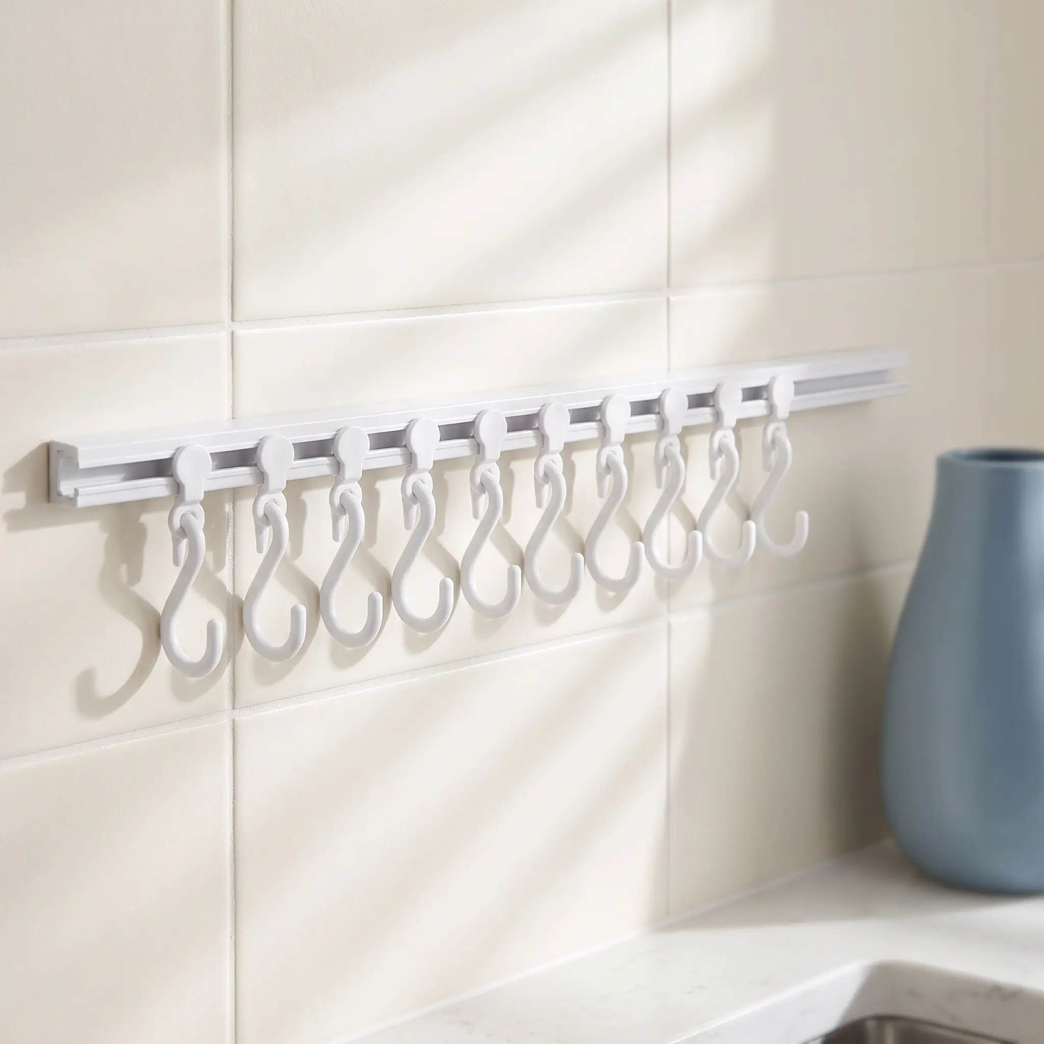 【SummerWins】10-Hook Sliding Over Cabinet Door Hanger, No-Drill Home Organizer for Kitchen Utensils, Spoons, Towels