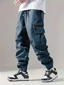 Men’s spring/autumn cargo jogger pants with zippered large pockets and a jogger-style tapered hem; loose fit for streetwear, going out, light outdoor hiking, campus everyday wear, and styling with an industrial workwear aesthetic.