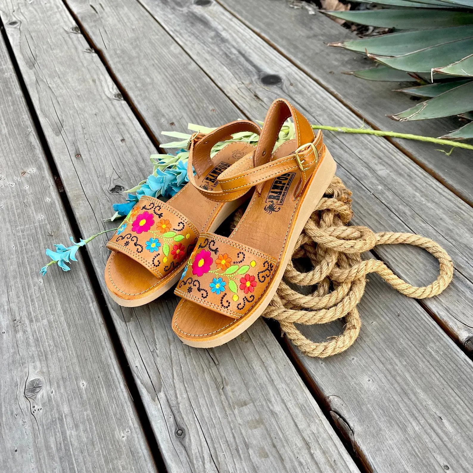 Womens Mexican Handmade Leather Huaraches Sandals, Flower Design, Adjustable Straps, Ideal for Summer Wear