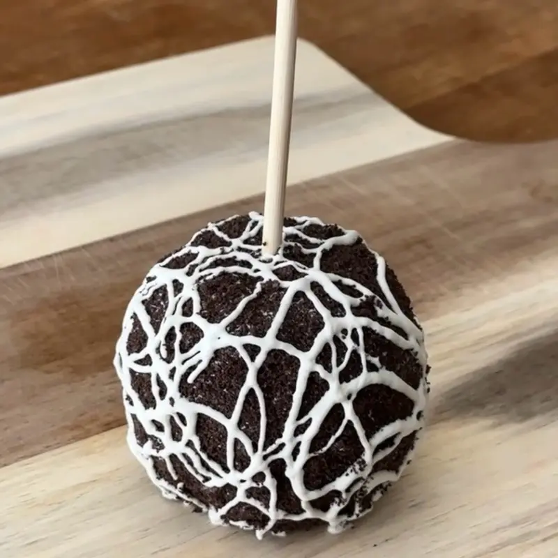 Cookies-N-Cream Caramel Apple