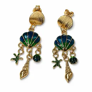 Reretes de oro laminado con dijes de mar para el verano